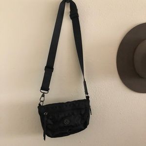 Lululemon black travel purse